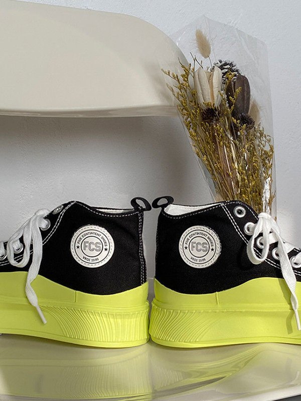 Sneaker alta con suela en contraste-1